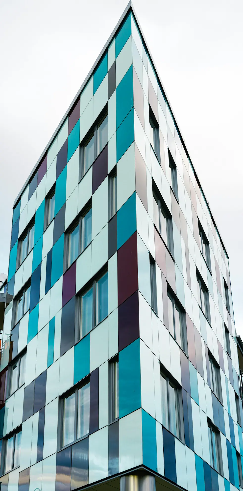 Modernes Gebäude mit farbiger Fassade